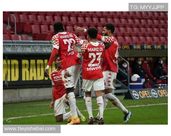 德甲激战本菲卡逆转莱比锡争议判罚引发全场热议